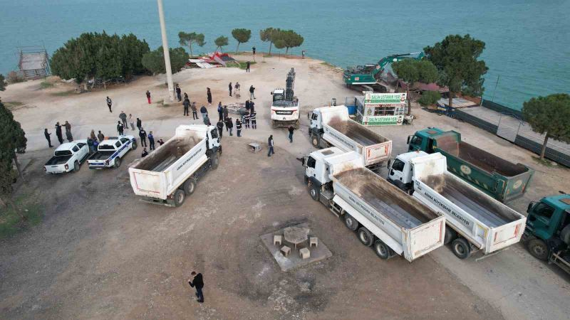 Adana’da yıkım gerginliği bitti: Kepçeler yıkıma başladı