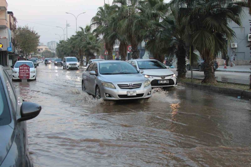 Adana’da patlayan içme suyu borusu sokakları göle çevirdi