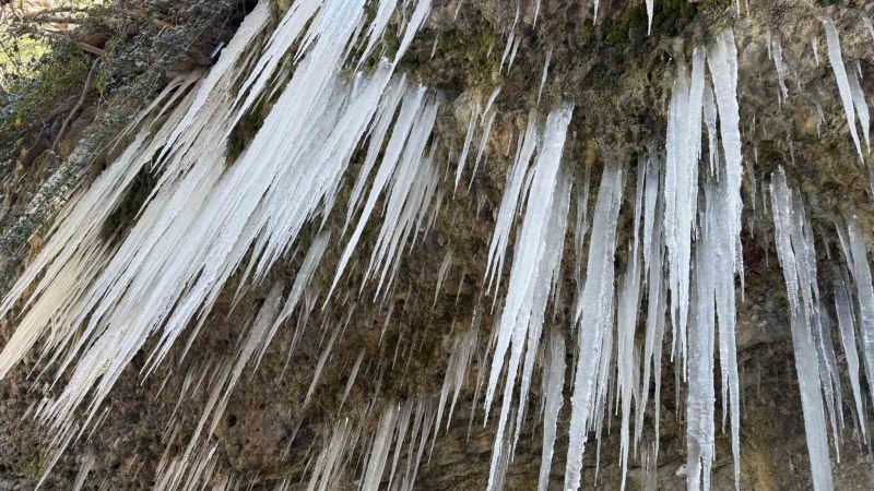 Adana’da buz sarkıtları oluştu