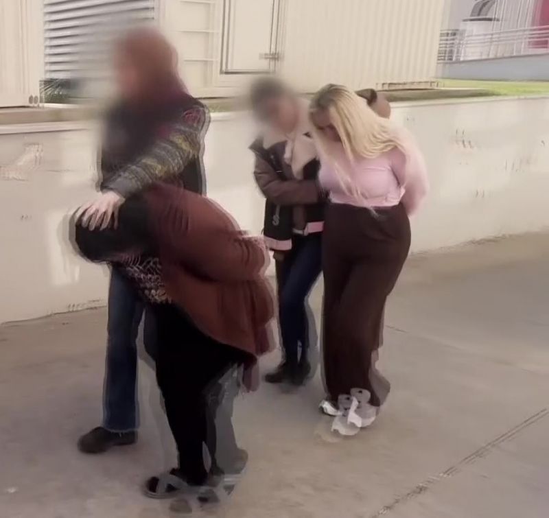 Adana’da evlerinden uyuşturucu ve silahlar çıkan 2 kadın tutuklandı