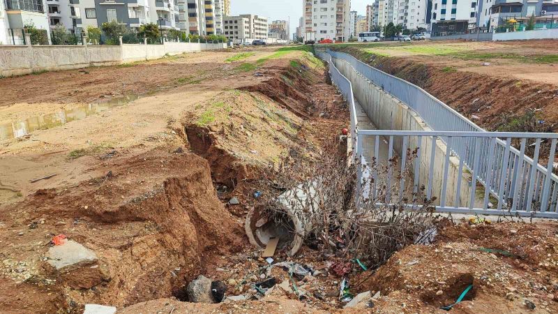 Sarıçam’da dere yatağına ev yapılması, alt yapı yetersizliği sele neden oluyor