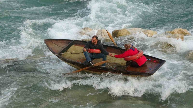 Seyhan Nehri’nde can pazarı: Ele ele tutuşup yardım beklediler