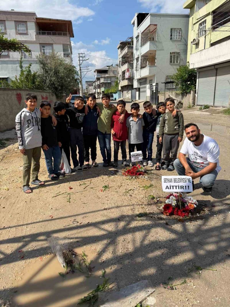 Adana’nın köstebek yuvasına dönen yollarına çiçek diktiler