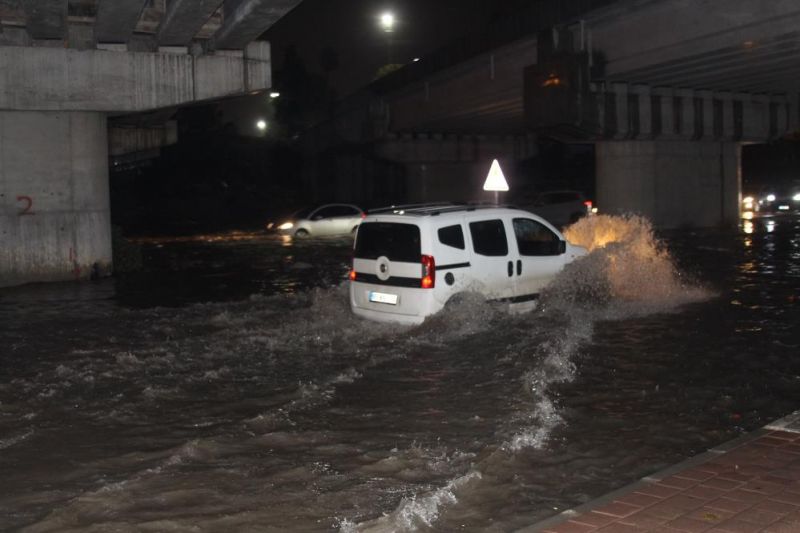 Adana’da gece bastıran sağanak yağış yolları göle çevirdi