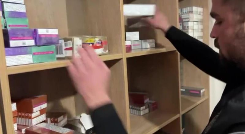 Evdeki vitrinlerden kaçak sigaralar çıktı, savunması pes dedirtti: "Tanımadığımız birisi bavulla getirip bıraktı"