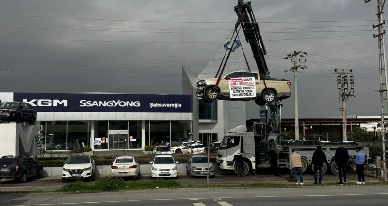 Kamyoneti vinç ile asıp firma önünde eylem yaptı