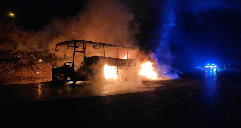 Otoyolda 39 yolcusu bulunan otobüs alev alev yandı