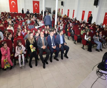 Saimbeyli Belediye Başkanı Mahmut Dal’dan çocuklara karne hediyesi