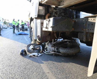 Tırın altında kalan motosiklet sürücüsü hayatını kaybetti