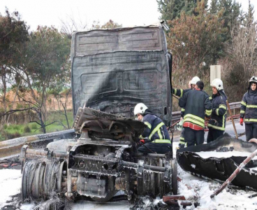 Otoyolda yanan tanker söndürüldü