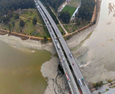 Tır devrildi, otoyolda trafik kilitlendi