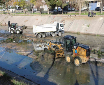 Çevreye kötü koku yayan Sarıçam Deresi temizlendi