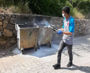 Saimbeyli’de sokaklar temizlendi, çöpler dezenfekte edildi