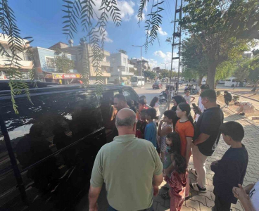 Çocuklar, hediye oyuncaklarla sevindi