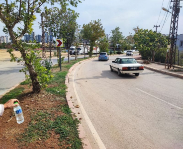 Adana’da keskin viraj tehlikesi: Esnaf kamera taktırdı, kazaları kaydetti