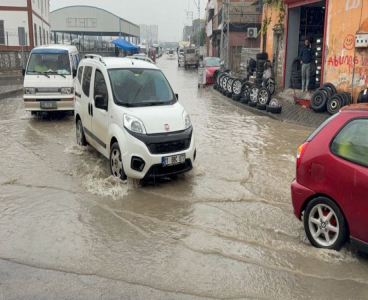 Adana’da yağmur hayatı olumsuz etkiledi: Semt pazarı göle döndü
