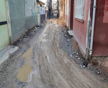Yollar köstebek yuvasına döndü, mahalleli isyan etti