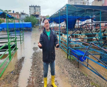 Adana’da kurban pazarını sel vurdu, besici gözyaşlarına boğuldu