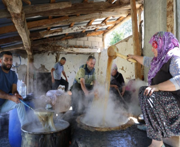 Üzümü meşe külüyle harmanlayıp, 2 gün boyunca kazanlarda kaynatıp pekmez yapıyorlar