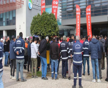 Çukurova Belediyesi’nde kriz: İşçiler alacakları için eylem yaptı