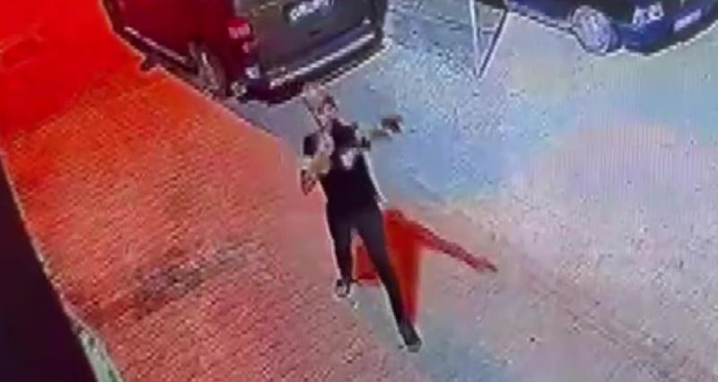 Silahı ateş almayınca panikledi, sonra yeniden ateş açtı... O anlar kamerada